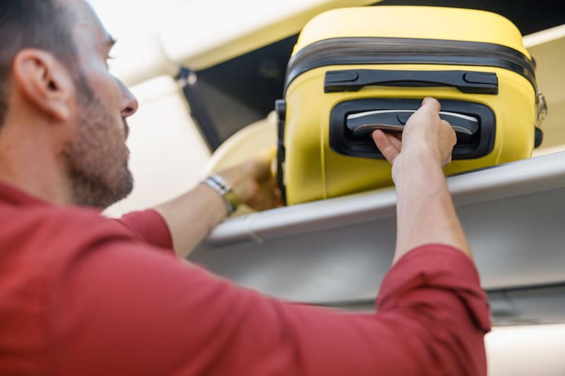 Solo se permite un artículo personal en el avión, si llevas una maleta más grande deberás considerar pagar un extra.