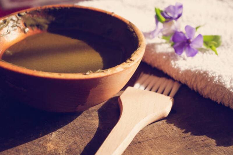 La preparación casera sin tintes ni químicos para cubrir todo el gris del cabello en una noche. Fuente: El Cronista.