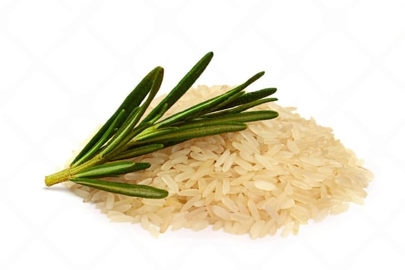 Es tendencia | Para qué ayuda poner arroz con romero en un frasco dentro de la casa y por qué todos lo sugieren