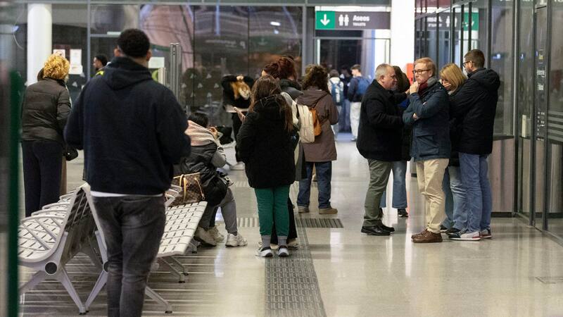 Vista de la estacion de tren Huelva, en la que comienzan a llegar familiares tras el accidente de tren. Son ya diez los muertos en el accidente de tren ocurrido esta tarde en Córdoba, al descarrilar un convoy con más de 300 pasajeros y chocar con otro que circulaba por la vía contigua, a la altura de Adamuz, en Córdoba, en un siniestro en el que al menos hay 25 heridos graves.-EFE/ Alberto Díaz