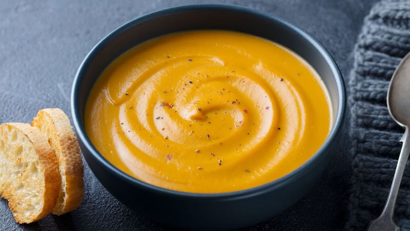 La calabaza rostizada es la base de esta crema de otoño, que combina ajo, cebolla, caldo de verduras y especias para conseguir una textura suave y cremosa.