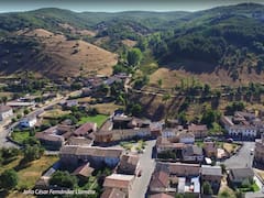 Escapadas: la joya española de 62 habitantes en la ribera de un torrentoso río con un nogal legendario y arquitectura de piedra de río