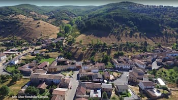 Escapadas: la joya española de 62 habitantes en la ribera de un torrentoso río con un nogal legendario y arquitectura de piedra de río