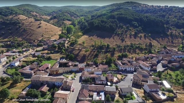 Escapadas: la joya española de 62 habitantes en la ribera de un torrentoso río con un nogal legendario y arquitectura de piedra de río