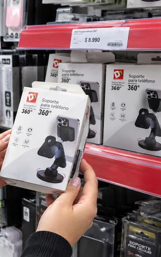 Tiendas D1 oferta un soporte para teléfono 360° que permite utilizar el celular con las manos libres por menos de $10.000