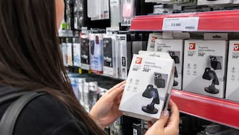Tiendas D1 oferta un soporte para teléfono 360° que permite utilizar el celular con las manos libres por menos de $10.000