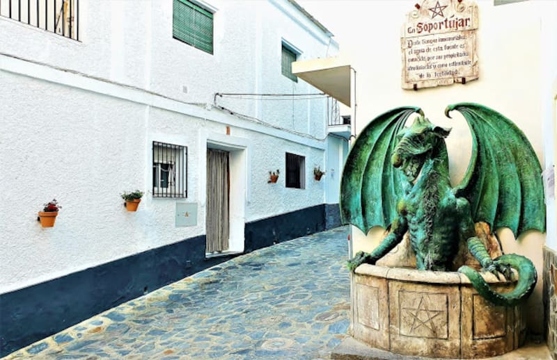 Lo llaman “el pueblo de las brujas”: este destino atrae a los turistas por sus leyendas y entorno misterioso.