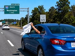 Sostener una tela blanca desde la ventana de un coche: qué significa y para qué se usa