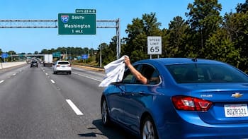 Sostener una tela blanca desde la ventana de un coche: qué significa y para qué se usa