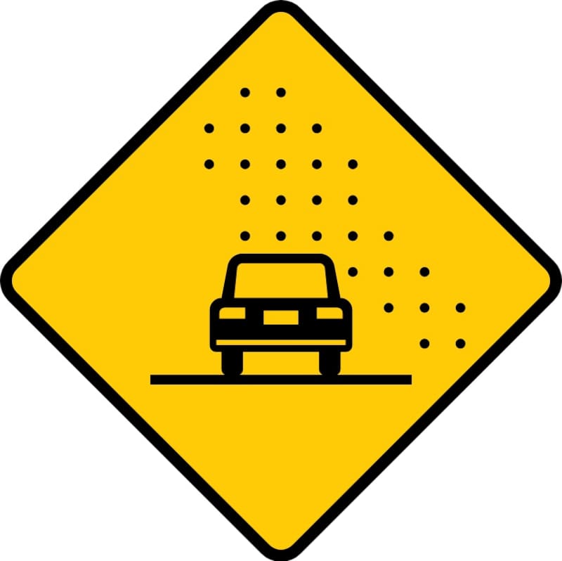 La señal SP-44 condiciones climáticas se reconoce como un rombo amarillo con un auto rodeado de puntos negros.