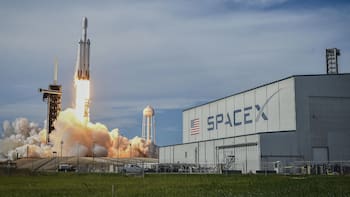 SpaceX ya vale más que Amazon y se acerca a Microsoft, pero los analistas tienen dudas