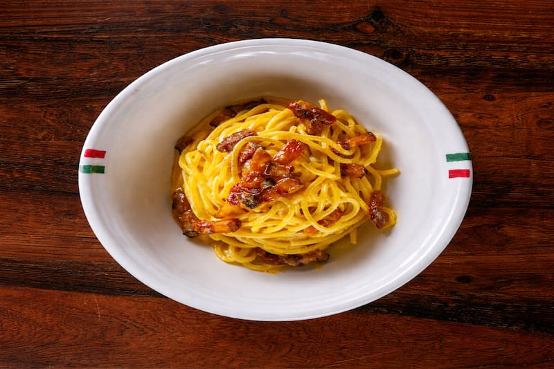 Las pastas de Raggio Ostería van desde un spaghetti alla chitarra preparado con carbonara tradicional hasta conchiglioni alla puttanesca o gigli con mariscos de Mar del Plata.