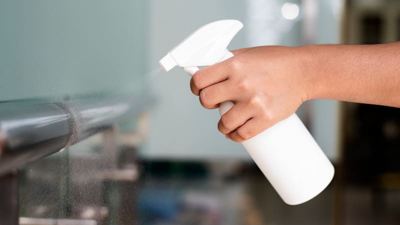 Mezclar vinagre, jabón líquido y agua tibia.