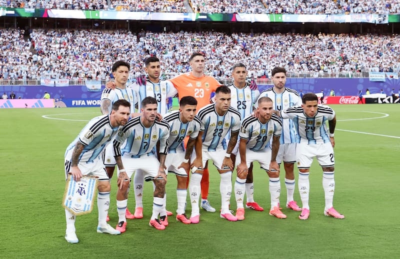 (260617) -- KANSAS CITY, June 17, 2026 (Xinhua) -- Players of Argentina pose for group photos before the group J match between Argentina and Algeria at the FIFA World Cup 2026 at Kansas City Stadium in Kansas City, the United States, June 16, 2026. (Xinhua/Li Ming)