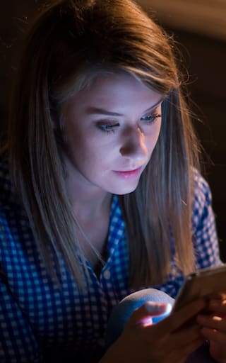 Detienen a una mujer de 24 años por crear un perfil falso de TikTok y acosar a su compañera de trabajo: estos son los cargos que deberá enfrentar