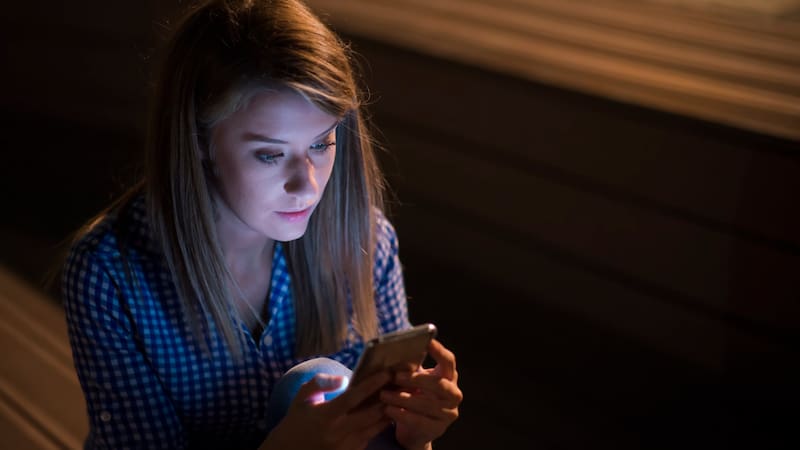 Detienen a una mujer de 24 años por crear un perfil falso de TikTok y acosar a su compañera de trabajo.