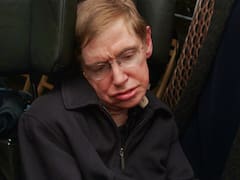 Stephen Hawking, físico teórico: “Por difícil que sea la vida, siempre hay algo que puedes hacer. Mira las estrellas en lugar de tus pies”