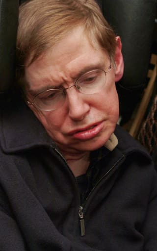 Stephen Hawking, físico teórico: “Por difícil que sea la vida, siempre hay algo que puedes hacer. Mira las estrellas en lugar de tus pies”
