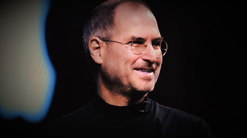 Steve Jobs, empresario: “Cambiaría, si pudiera, toda mi tecnología por una tarde con Sócrates”.