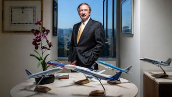 “Llegué sin nada, salvo con esperanza”: trabajó por 30 centavos la hora y terminó creando un imperio de aviones en Estados Unidos
