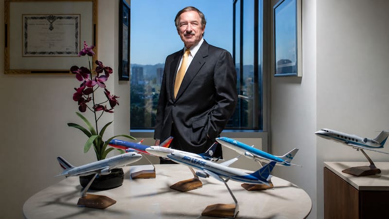Steven Udvar-Hazy, el inmigrante que llegó a Estados Unidos y amasó una fortuna de dinero con su empresa de aviones.