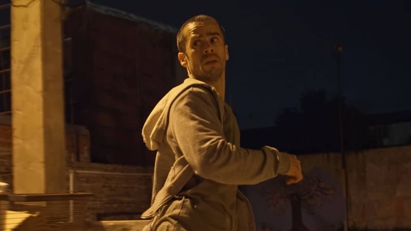 “Yo tenía la idea de un personaje que escapaba de la villa miseria”, cuenta Tapia Marchiori sobre el germen narrativo que dio origen a Gatillero.