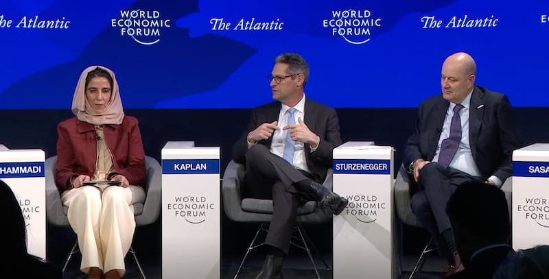 Federico Sturzenegger junto a la ministra de Estado de los Emiratos Árabes, Maryam bint Ahmed Al Hammadi; y jefe de Asuntos Globales de META, Joel Kaplan.