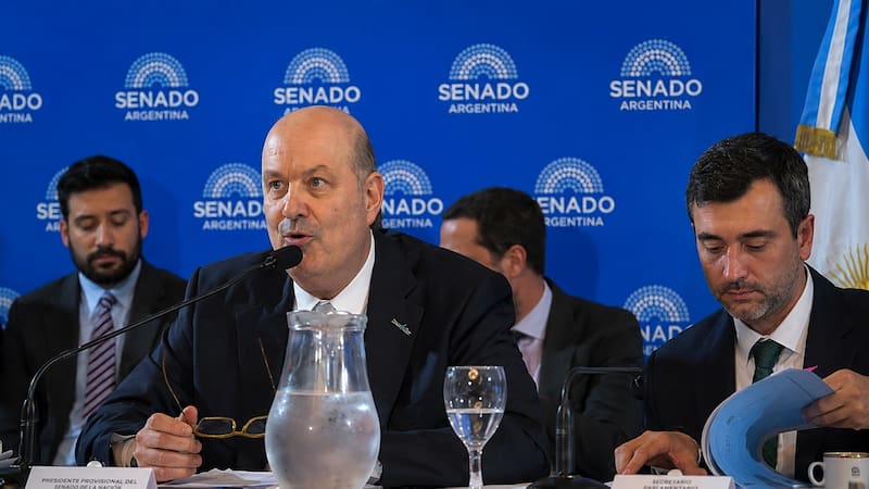 El ministro de Desregulación durante la defensa del proyecto de Propiedad Privada en comisión