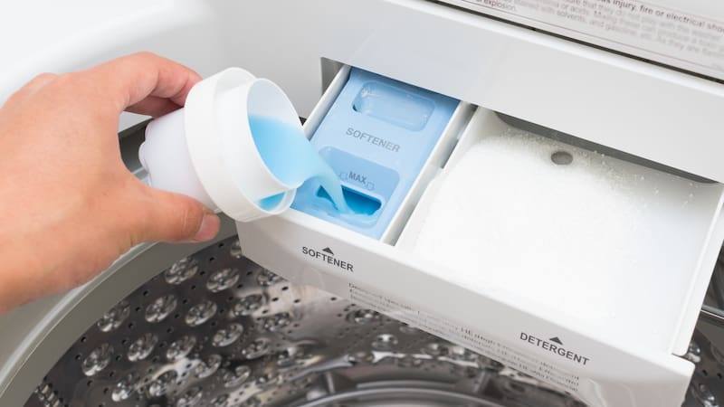 Sin embargo, su uso tiene límites y no reemplaza al detergente ni a los productos específicos para quitar manchas difíciles.