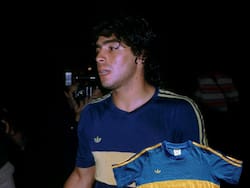 Subastan la primera camiseta que usó Maradona en Boca: cuántos miles de dólares vale ese ‘manto sagrado’