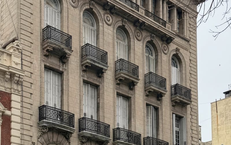 Entre los lotes hay departamentos en Balvanera, una propiedad en Saavedra y otras unidades en Liniers y Villa Urquiza.