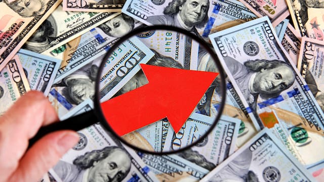 Con tasas reales negativas, el dólar sube por la cercanía de fin de mes y la semana corta en Wall Street