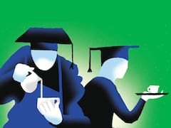 Estudiaron años, deben una fortuna...y hoy son baristas: desencanto de los graduados en EE.UU