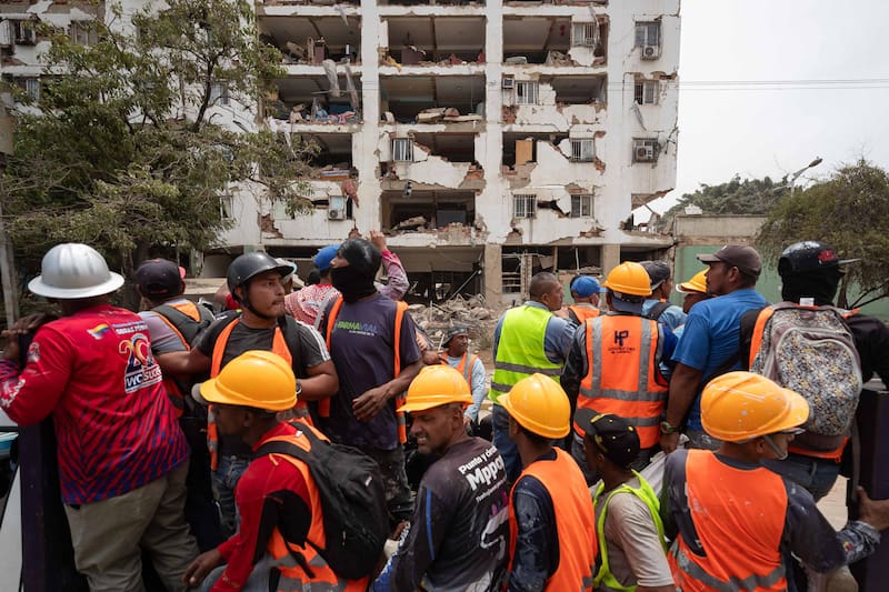 AME4339. LA GUAIRA (VENEZUELA), 25/06/2026.- Personas observan un edificio colapsado este jueves, en La Guaira (Venezuela). El número de fallecidos en Venezuela a causa de los dos terremotos del miércoles se elevó a 188 y el de heridos a 1.520, mientras que al menos 346 construcciones, entre edificios, hospitales y centros comerciales, resultaron afectadas, informó el presidente de la Asamblea Nacional (AN, Parlamento), el chavista Jorge Rodríguez. EFE/ Ronald Peña R.