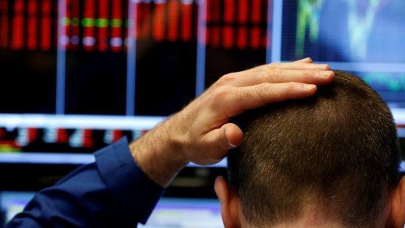 La coyuntura pone a las acciones emergentes todas en verde y a un Merval en preocupante soledad operando en rojo.