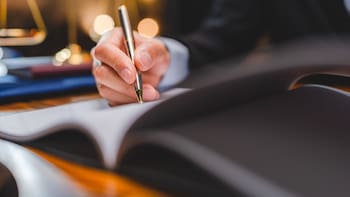 Por decisión del Gobierno, están obligadas a cambiar su nombre legalmente todas las personas que hayan hecho esto