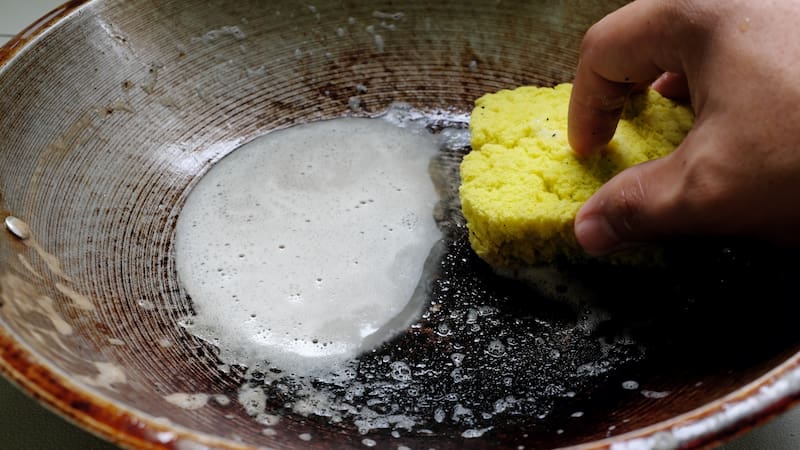La guía aclara que el procedimiento está destinado a ollas y sartenes de aluminio.