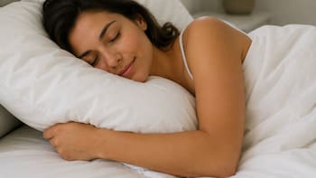 Por qué algunas personas solo duermen abrazando una almohada, una manta o una bolsa de agua caliente, según la psicología