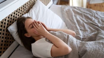 ¿Dormís ocho horas y seguís cansado? Una experta en sueño revela por qué el horario para acostarse es clave