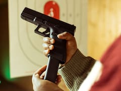 Un alumno de 13 años abrió fuego en una escuela y mató a dos empleadas delante de sus compañeros