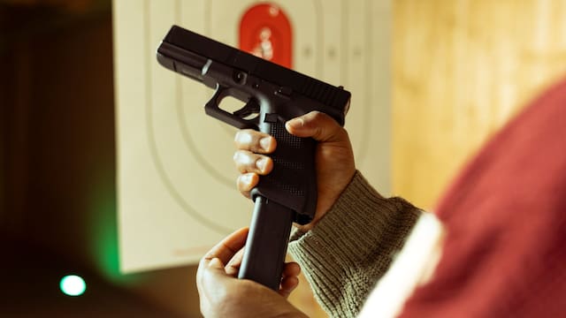 Un alumno de 13 años abrió fuego en una escuela y mató a dos empleadas delante de sus compañeros