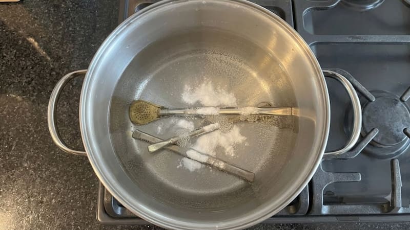 Cómo limpiar las bombillas del mate sin detergente: hervirlas con bicarbonato para eliminar residuos.
