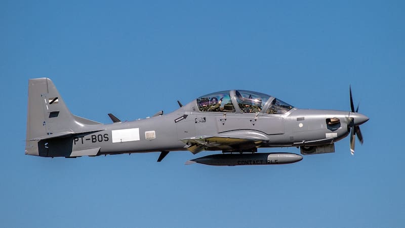 Uno de los nuevos aviones Super Tucano de la Fuerza Aérea Uruguaya, en vuelo.