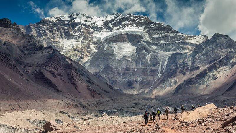 La reducción de la nieve impacta el caudal de los ríos que abastecen esta zona, como el Mapocho, Aconcagua y Maipo. Fuente: Vecteezy.