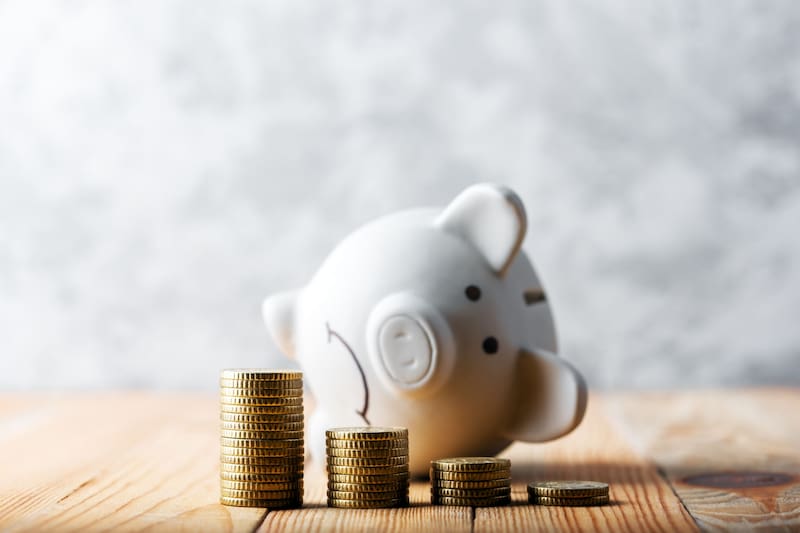 Las personas que cobran una prestación contributiva o un subsidio por desempleo en España pueden quedarse sin la ayuda económica si viajan al extranjero