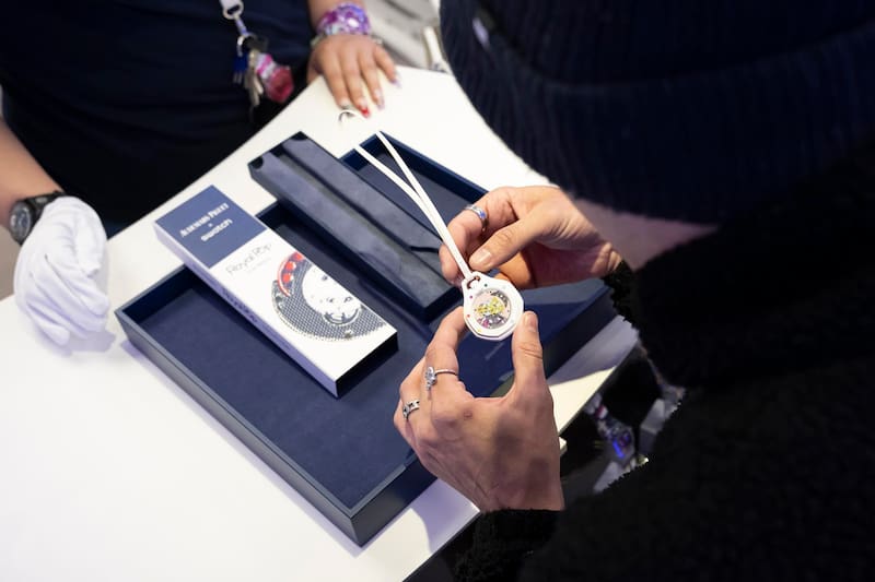 La nueva colección de Swatch con la marca de lujo Audemars Piguet generó largas filas y desató violencia entre los compradores.