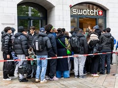 Fiebre por los relojes de bolsillo | La nueva colección de Swatch con una marca de lujo generó largas filas y desató violencia entre los compradores