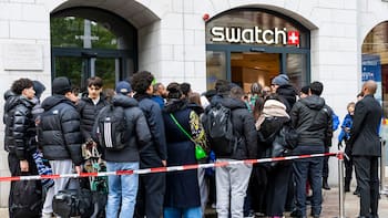 Fiebre por los relojes de bolsillo | La nueva colección de Swatch con una marca de lujo generó largas filas y desató violencia entre los compradores