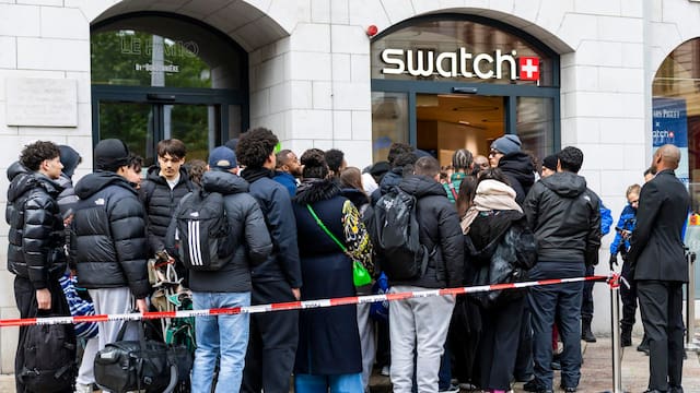 Fiebre por los relojes de bolsillo | La nueva colección de Swatch con una marca de lujo generó largas filas y desató violencia entre los compradores