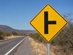 Cuál es el significado de la señal de tránsito de una T lateral con un fondo amarillo y por qué es importante
